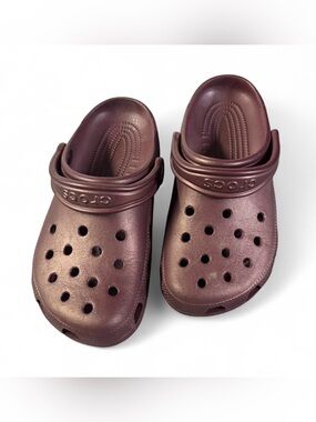 CROCS METALLIC BURGUNDY CLOGS